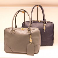 アプドは機能性も女性らしさも備えたビジネスバッグを展開する（B5サイズ/3万4,000円、A4サイズ/3万9,000円）