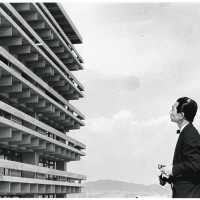 カメラを手に竣工当時の香川県庁舎と対峙する丹下 1958 年頃撮影 撮影者不明