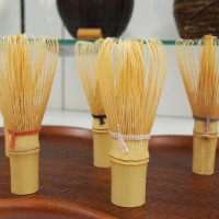 竹工芸の公長齋小菅の茶筅は紐の色が鮮やか