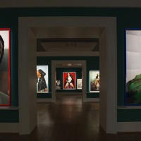 Mario Testino: In Your Face. Blick in die Ausstellung.