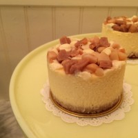 「ホワイトチョコレート マカダミア チーズケーキ」（980円）