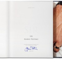 写真集には全てマリオ・テスティーノのサインが入れられる