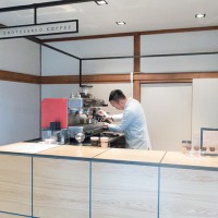 表参道コーヒーの店内には、キオスク型の2m×2mのキューブが設置されている。