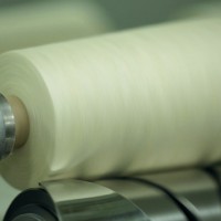 大麻糸の特性を活かした技法で紡績を行う