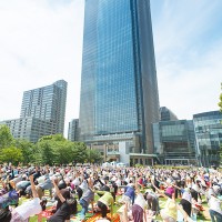 東京ミッドタウンで朝ヨガに集まった人々 in イベント「オープン ザ パーク」