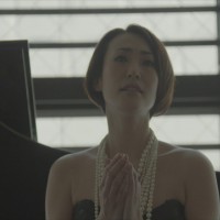 「OUTSIDE CHANEL」。オペラ歌手の小川里美