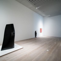 森美術館リニューアル初披露。エルメス財団×ポンピドゥー分館コラボの「シンプルなかたち展」開幕