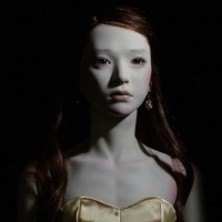 中嶋清八「ドレスの少女」2015年、ミクストメディア、人形90cm
