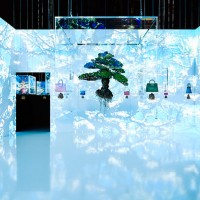 東京・上野で開催されたエルメスの特別エキシビション「レザー・フォーエバー」内で披露した、「式」とバッグの世界観を一体化させた展示