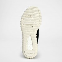 アディダス オリジナルス×カニエ・ウエストのコラボ第2弾「YEEZY BOOST 350」（2万8,000円）