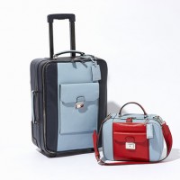 スーツケース H48×W35×D21cm 46万4,000円、バッグ H21×W29.5×D14cm 28万8,000円／共にミュウミュウ