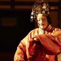 「羽衣物語」で月の女神を演じる観世流能楽師の津村禮次郎氏