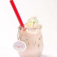 コーヒーゼリー入りアイスラテ アクリルキーホルダー付き（980円）