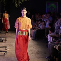 ミャンマーのクリエーションを紹介するイベント「GRACE」開催。画像はモー・ホム氏によるショーの様子。