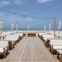 青い空と白いソファが心地よいBEACH BAR