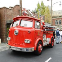 カーズランドでは映画に登場する消防車のレッドと記念撮影もできる