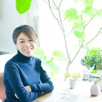メイクアップアーティストの早坂香須子／ヨガ第一人者・ケンハラクマが初心者に易しいヨガ教室「emmi studio by Ken Harakuma」を開催