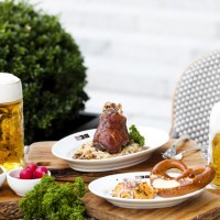 ビブでは本格的なドイツ料理と冷えたドラフトビールが楽しめるプラン「オクトーバーフェスト」を用意