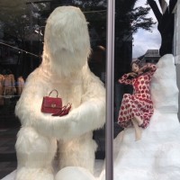 ドルチェ＆ガッバーナがウィンドウディスプレイ「#DGYETIGOESTOJAPAN」を実施