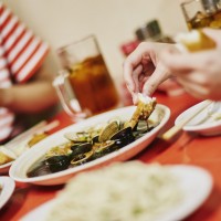 食卓を囲むと、どうしてこんなに会話が弾むのか。食って素晴らしい！