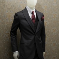 ジョルジオ アルマーニ（GIORGIO ARMANI ）スーツ（33万円）、ベスト（9万5,000円）