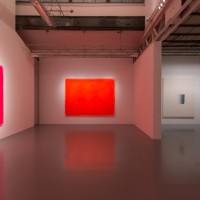 李禹煥「色のハレーション/空間のハレーション」展覧会風景（2015年）協力：SCAI THE BATHHOUSE