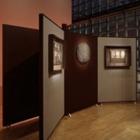 二重の太陽や黒い太陽を表現した作品の真ん中に「Ancient Mirror(古の鏡)」が展示されている