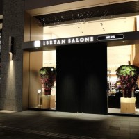 12日、東京丸の内にオープンしたイセタンサローネ メンズのエントランス