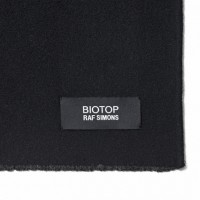 ビオトープがラフ・シモンズとのコラボレーションによるブランケット「RAF SIMONS EXCLUSIVE BLANKET FOR BIOTOP」（6万円）を発売