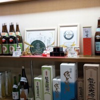 数馬酒造に併設したショップに並ぶ日本酒