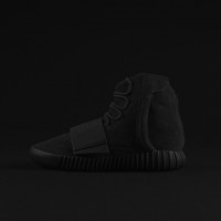 アディダス オリジナルスがカニエ・ウエストとのコラボレーションシューズ「YEEZY BOOST 750」の新色であるブラックカラー（4万5,000円）を発売