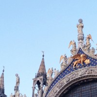 シャネルが「ヴェネチア保護のためのフランス委員会」を支援し、サンマルコ大聖堂の獅子像とモザイクのペディメントを修復