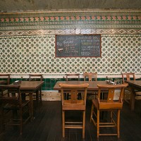 マジョリカ・タイルが壁一面に広がる、大正時代の銭湯をリノベーションしたカフェ「さらさ西陣」