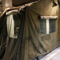 1階に設置されたNYコレクションでも使用された米軍のビンテージテント
