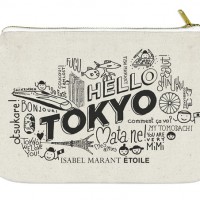 「Mr.Hatman」と名付けられたキャラクターが東京を旅する様子が描かれたポーチ（5,000円）