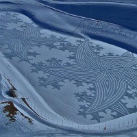 雪山に巨大なミステリーサークル。自身の足で踏み固めて描く壮大なスノーアート