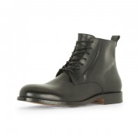「Black leather lace-up boots」（6万8,000円）