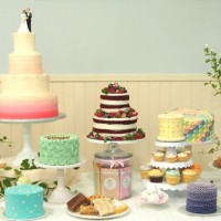 マグノリアベーカリー店頭に飾られた色とりどりのケーキのディスプレイ。「カスタマイズデコレーションケーキ」のサービスも6月17日より本格展開している