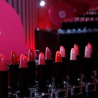 資生堂が“赤”を極めた16色の口紅「資生堂 ルージュ ルージュ」の発売を記念したイベントを開催