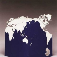 U.G.サトー《蝕まれた箱（地球）》1987年、作家蔵