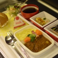 JALホノルル線のプレミアムエコノミークラス／エコノミークラス機内食にて「資生堂パーラー For Resort」を提供