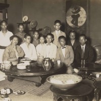 京都・吉田神楽岡の柳邸にて　1928年撮影　手前左端が柳宗悦、後方飾棚左から2番目に「鼠志野柳文鉢」　が写る　