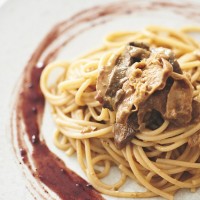 ポルチーニのホラーサーン小麦スパゲッティ、ミックスベリーソースを添えて／リストランテ イルパティオ