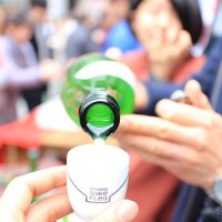 全国から新進気鋭の酒蔵が集まる“日本酒呑み比べ”イベント「AOYAMA SAKE FLEA」が開催