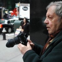 「57 丁目で撮影するソール・ライター」（撮影：マーギット・アーブ）
