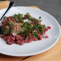 フランスの郷土料理、牛肉のタルタルは店の人気メニュー