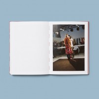 グッチが17年ウィメンズクルーズコレクションのファッションショーを紹介する写真集『BLIND FOR LOVE』を1,000部限定で発売