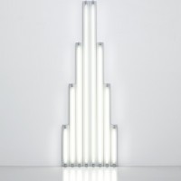 「“Monument” for V. Tatlin (V･タトリンのための“モニュメント”)」(1964-65年 ) 8本の白色直管蛍光灯244 x 80 x 12 cm Courtesy Fondation Louis Vuitton