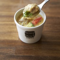 スープ ストックトーキョーがJAL国際線の機内食として「北海道産とうもろこしと鶏肉のシチュー」を提供開始