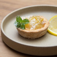 青梅産レモン、自家製リコッタチーズの米粉タルト（税込400円）
